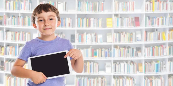 Chłopiec Dziecko Wskazując Tablet Biblioteki Baner Informacji Marketingu Reklamy Reklamy — Zdjęcie stockowe