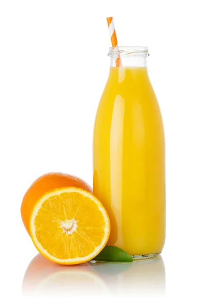 オレンジスムージーフルーツジュース白い背景に隔離されたボトルにストローオレンジを飲みます — ストック写真
