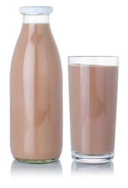 Beyaz arka planda izole edilmiş çikolatalı milkshake bardağı ve şişe.