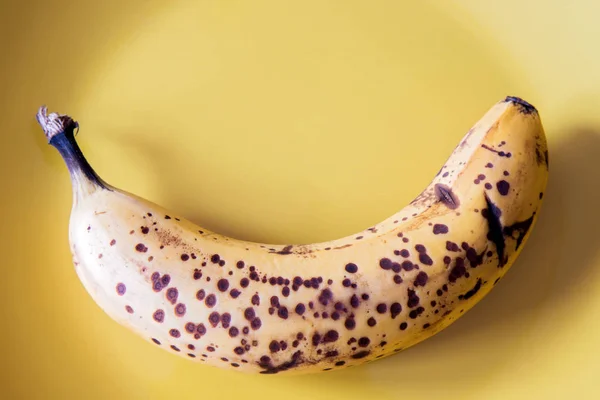 Sopra Banana Maturata Sfondo Giallo Copiare Spazio — Foto Stock