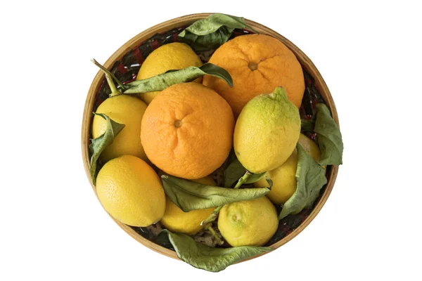 Citrusové plody na bílém, zastřižená cesta — Stock fotografie