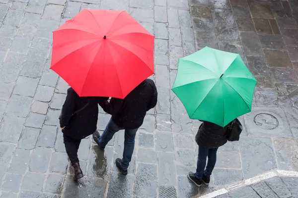 Lidé Držící Barevné Deštníky Deštivém Dni Stock Obrázky