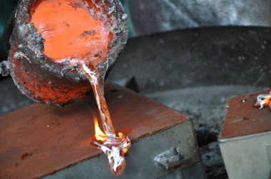 Dökümhanede sıvı metal alüminyum döküm
