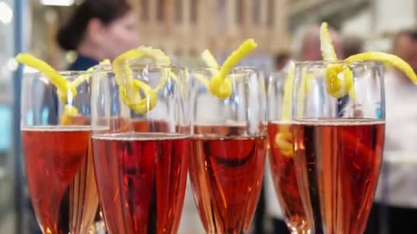 Glazen met champagne en decoratieve oranje — Stockvideo