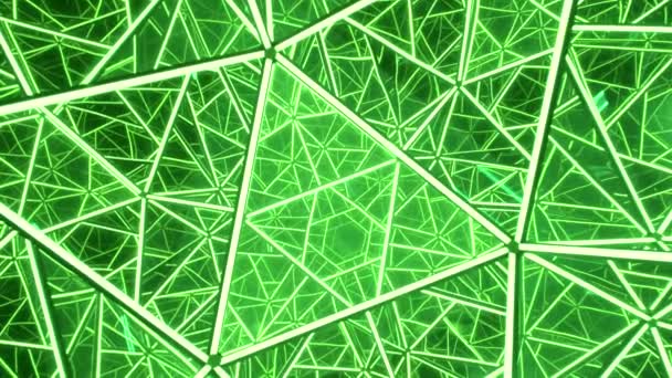 Kaleidoscopische geometrische structuur gemaakt van glazen driehoekige cellen en verlicht met fel groen licht — Stockvideo