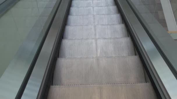 Shabby schodów ruchomych w nowoczesnym budynku — Wideo stockowe