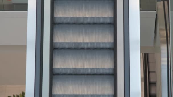 Desde arriba estrechas escaleras mecánicas que conectan los niveles de edificio público moderno — Vídeos de Stock
