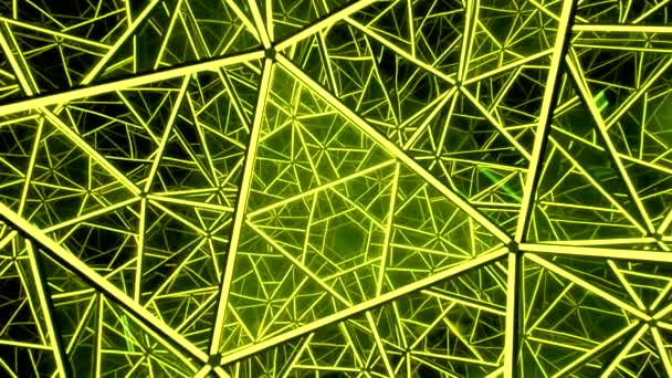 Structure géométrique kaléidoscopique faite de cellules triangulaires en verre et éclairée par une lumière jaune vif — Video