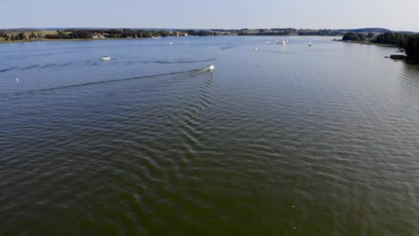 Flygfoto olika båtar som seglar på porlande havsvatten på solig dag på resort — Stockvideo