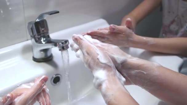 Az emberek kezet mosnak a fürdőszobában, hogy védekezzenek a koronavírus ellen — Stock videók