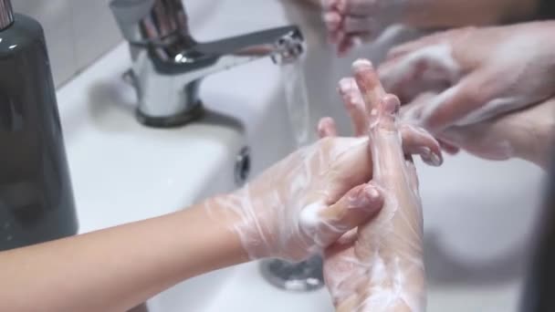 Люди моют руки в ванной, чтобы защитить от коронавируса — стоковое видео
