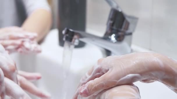Люди моют руки в ванной, чтобы защитить от коронавируса — стоковое видео