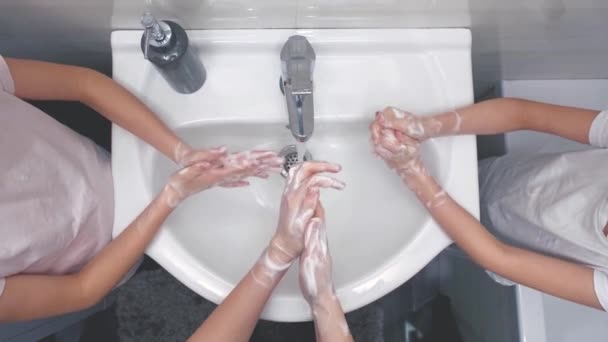 Les gens se lavent les mains dans la salle de bain pour se protéger contre le coronavirus — Video