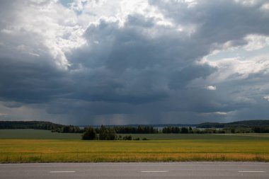 Bulutlar tarlaların üzerinde toplanıyor..