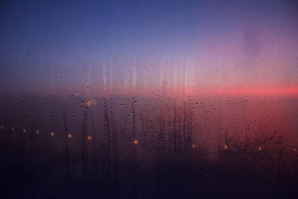 Cielo Lattiginoso Con Gocce Acqua Sulla Finestra — Foto Stock