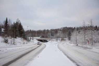 Kış manzarasında karlı dağ yolu