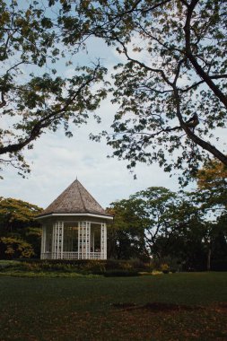 Autumnal Park 'ta küçük bir Asya evi.