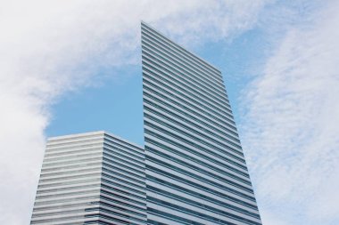 Mavi gökyüzü arka planına sahip modern mimari