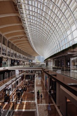 Alışveriş merkezinde dinlenen insanlar