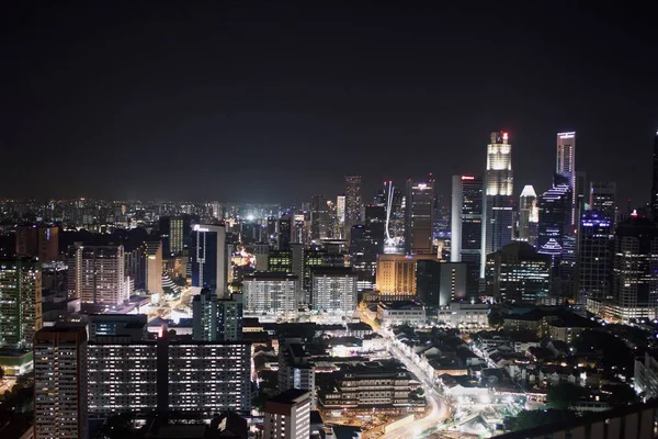 夜には高層ビルの明るい光が差し込む街並 — ストック写真
