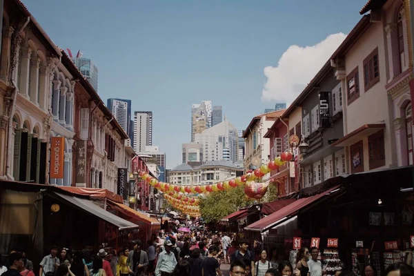 Çelenklerle Süslenmiş Şenlikli Asya Şehri — Stok fotoğraf