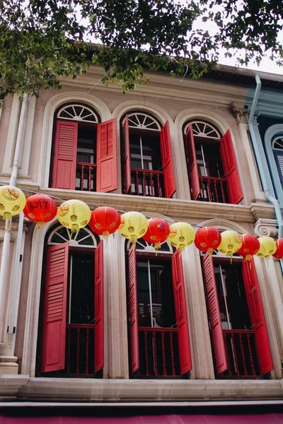 带着吊灯在亚洲城市度假 — 图库照片