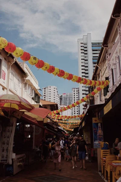 装饰有花环的亚洲节日城市 — 图库照片