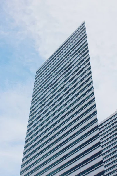 Mavi gökyüzü arka planına sahip modern mimari