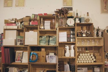 Çeşitli ögeleri olan eski mağazaların rafları