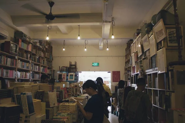 Asian People Looking Books Store — 图库照片