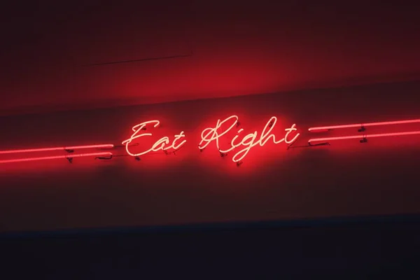 Neon ışıkları ve metni olan reklam - Düzgün ye