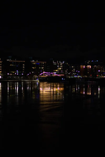 Ciudad Nocturna Con Luces Reflejadas Agua Del Río —  Fotos de Stock