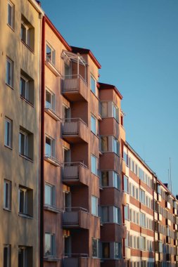 Gün batımında binaların pencerelerinde son güneş ışığı
