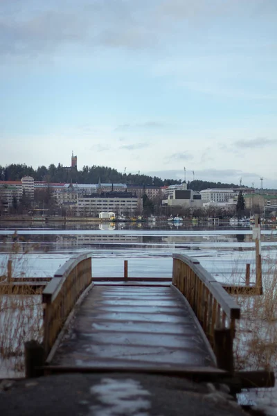 Fryst Sjönära Nära Stad — Stockfoto