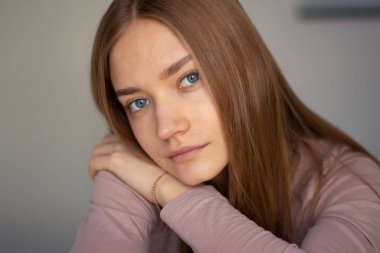 Genç ve güzel bir kadının portresi, yakından.