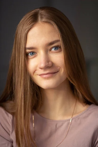 Egy Fiatal Gyönyörű Portréja Közelről — Stock Fotó