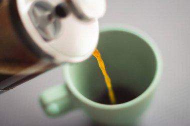 Yakından bakınca taze kahve dökülüyor.