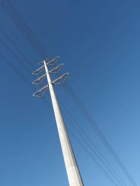 Transmissão elétrica de alta tensão pólo mono — Fotografia de Stock