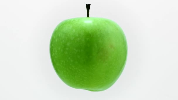 Зрелое сочное зеленое яблоко, подвешенное в воздухе — стоковое видео