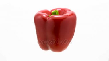 Kırmızı biber havada asılı  