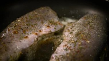 Bir tavada kızarmış alabalık
