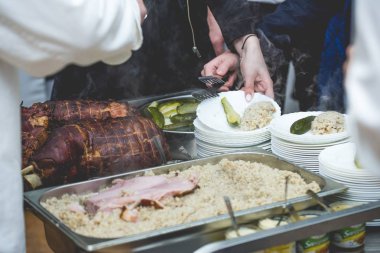 yaban domuzu beyaz plaka kavrulmuş et  