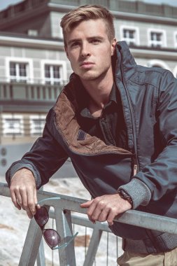 Silah tutmak yakışıklı genç korkuluk üzerinde çarpı işareti  