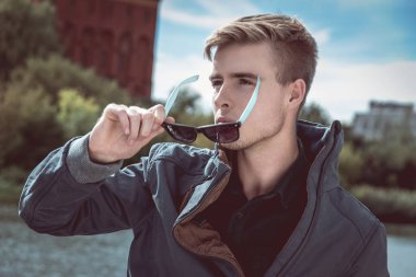 Şık genç yakışıklı adam  