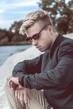 Şık yakışıklı zaman kontrol  