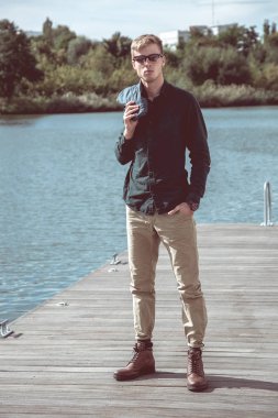  şık yakışıklı poz  