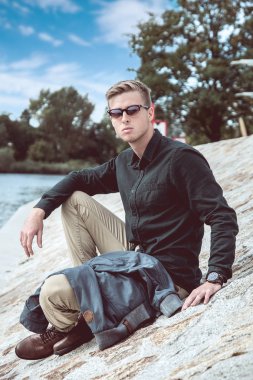 yakışıklı şık bir adam portresi 