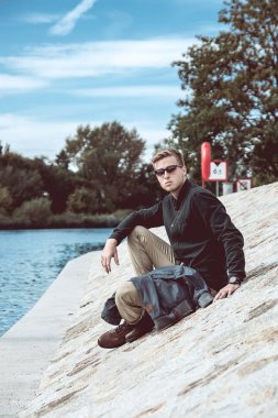 yakışıklı şık bir adam portresi 