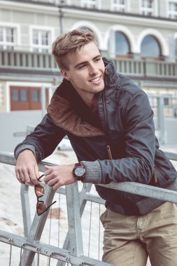 Silah tutmak yakışıklı genç korkuluk üzerinde çarpı işareti  