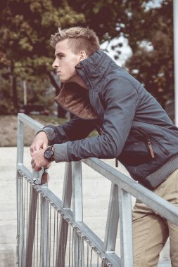  Silah tutmak yakışıklı genç korkuluk üzerinde çarpı işareti 